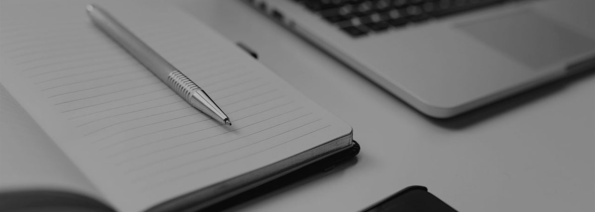 Mesa de trabajo preparada para revisar documentación y planificar gestiones